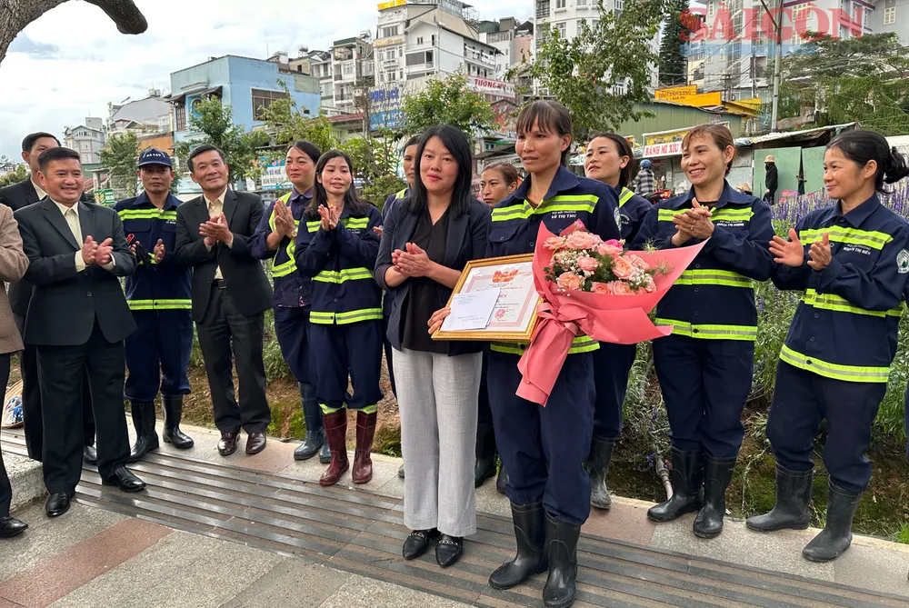 Bà Trần Thị Vũ Loan, Phó Chủ tịch UBND TP Đà Lạt trao giấy khen cho chị Vũ Thị Thu. Ảnh: ĐOÀN KIÊN Bà Trần Thị Vũ Loan, Phó Chủ tịch UBND TP Đà Lạt trao giấy khen cho chị Vũ Thị Thu. Ảnh: ĐOÀN KIÊN