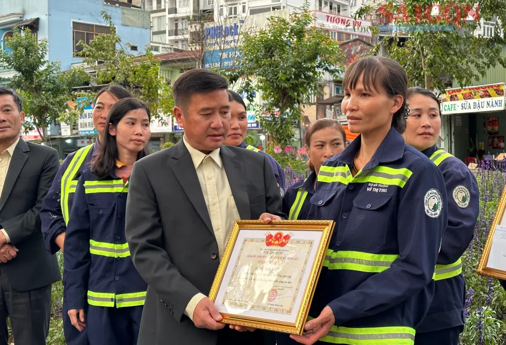 Công ty cổ phần Dịch vụ Đô thị Đà Lạt cũng trao tặng giấy khen cho cá nhân có hành động đẹp. Ảnh: ĐOÀN KIÊN Công ty cổ phần Dịch vụ Đô thị Đà Lạt cũng trao tặng giấy khen cho cá nhân có hành động đẹp. Ảnh: ĐOÀN KIÊN