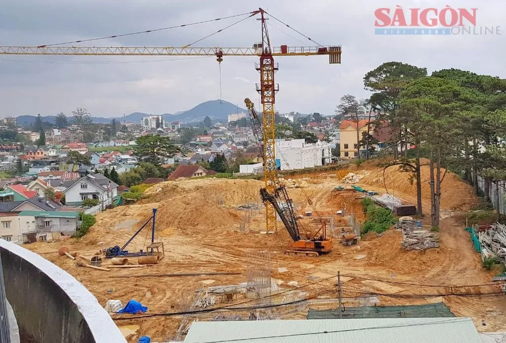 Dự án khách sạn Merperle Dalat Hotel thời điểm bị phát hiện thi công khi chưa có giấy phép. Đáng chú ý, khu vực xây dựng cách trụ sở UBND phường 10, TP Đà Lạt khoảng 100m. Ảnh: ĐOÀN KIÊN Dự án khách sạn Merperle Dalat Hotel thời điểm bị phát hiện thi công khi chưa có giấy phép. Đáng chú ý, khu vực xây dựng cách trụ sở UBND phường 10, TP Đà Lạt khoảng 100m. Ảnh: ĐOÀN KIÊN