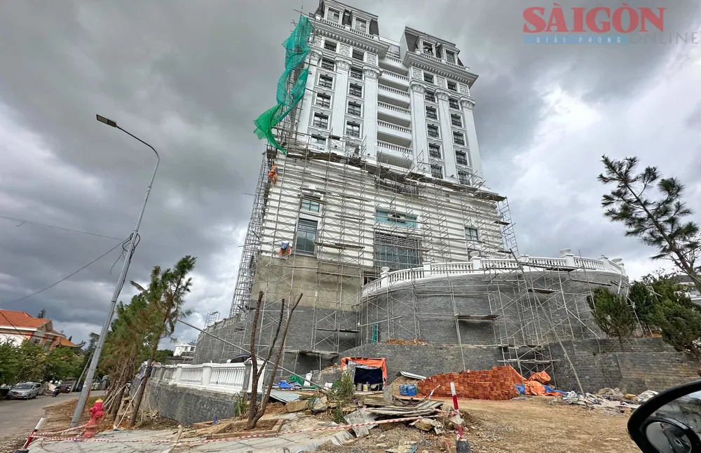 UBND TP Đà Lạt yêu cầu Công ty Cổ phần Khải Vy ngưng thi công phạm vi công trình không có giấy phép xây dựng. Ảnh: ĐOÀN KIÊN