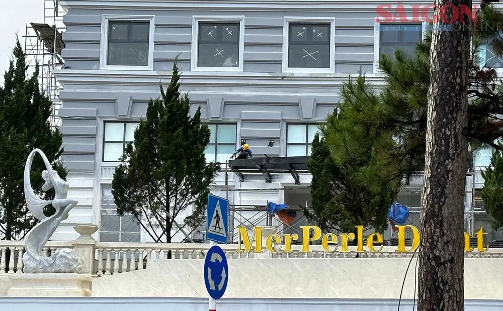 Dù các đơn vị được giao giám sát việc chấp hành đình chỉ thi công nhưng việc thi công vẫn diễn ra công khai trong nhiều ngày liên tục. Ảnh: ĐOÀN KIÊN Dù các đơn vị được giao giám sát việc chấp hành đình chỉ thi công nhưng việc thi công vẫn diễn ra công khai trong nhiều ngày liên tục. Ảnh: ĐOÀN KIÊN