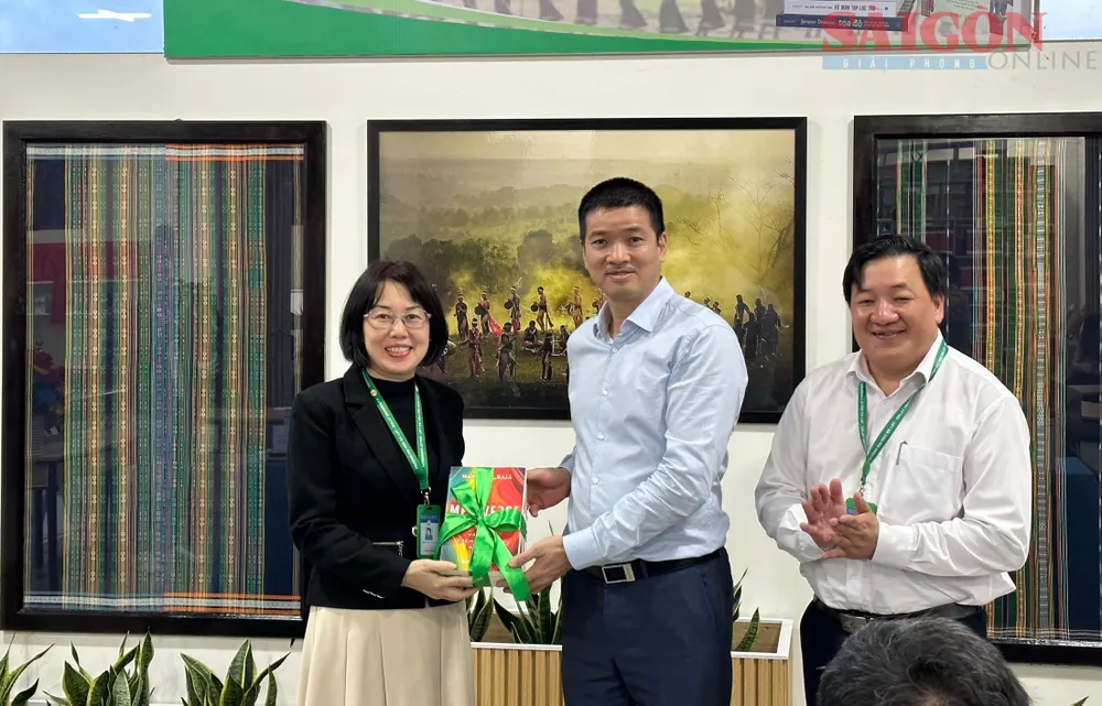 Không gian tư liệu Tây Nguyên tiếp nhận tài liệu trao tặng. Ảnh: ĐOÀN KIÊN