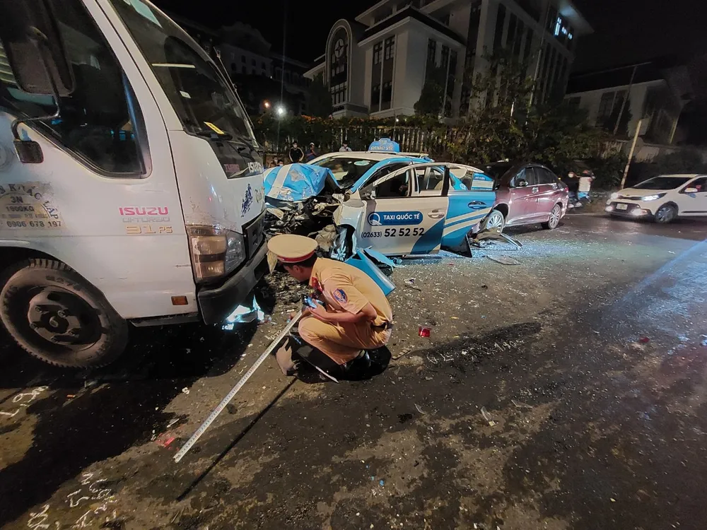 Lực lượng chức năng có mặt tại hiện trường điều tra, làm rõ nguyên nhân vụ tai nạn Lực lượng chức năng có mặt tại hiện trường điều tra, làm rõ nguyên nhân vụ tai nạn