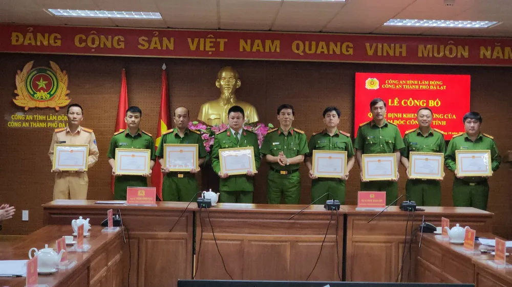 Công an tỉnh Lâm Đồng trao giấy khen cho các cá nhân sau khi giải cứu thành công cháu bé 6 tuổi Công an tỉnh Lâm Đồng trao giấy khen cho các cá nhân sau khi giải cứu thành công cháu bé 6 tuổi