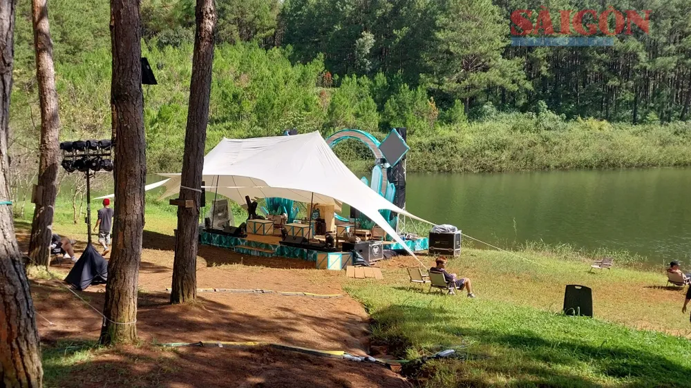 Sân khấu ca nhạc trái phép bị buộc tháo dỡ, di dời khỏi rừng