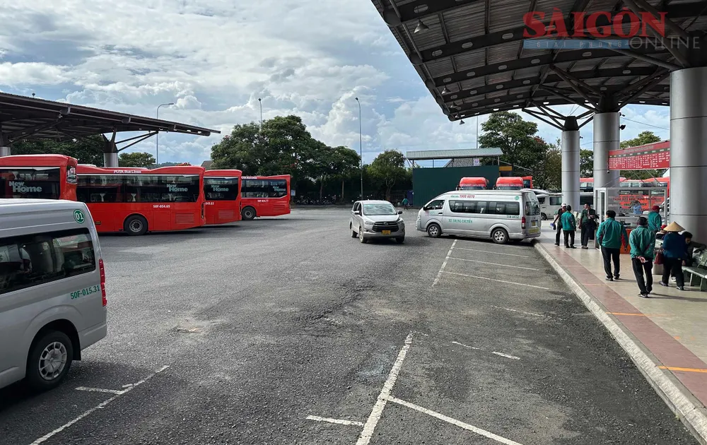 Một góc Bến xe liên tỉnh Đà Lạt trong chiều 29-10. Ảnh: ĐOÀN KIÊN