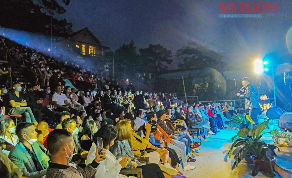 Khán giả theo dõi ca sĩ biểu diễn sân khấu ngoài trời tại TP Đà Lạt. Ảnh: ĐOÀN KIÊN