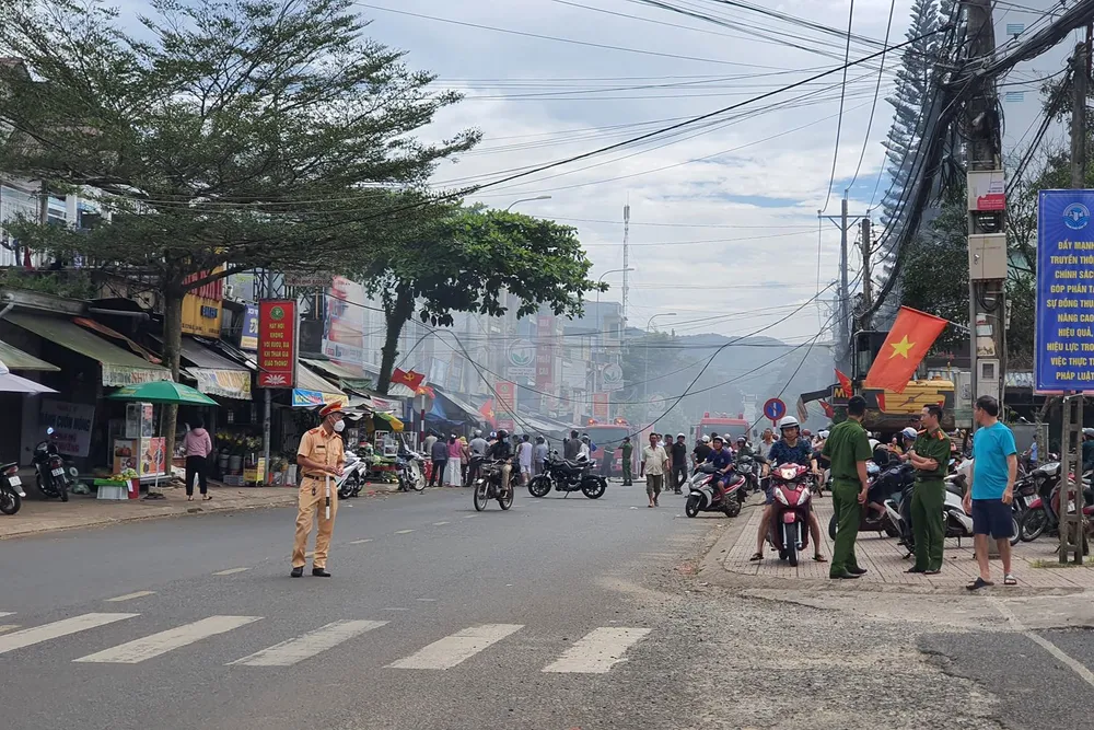 Lực lượng chức năng phân luồng phương tiện từ xa để hỗ trợ công tác cứu hộ. Ảnh: Trần Thắng