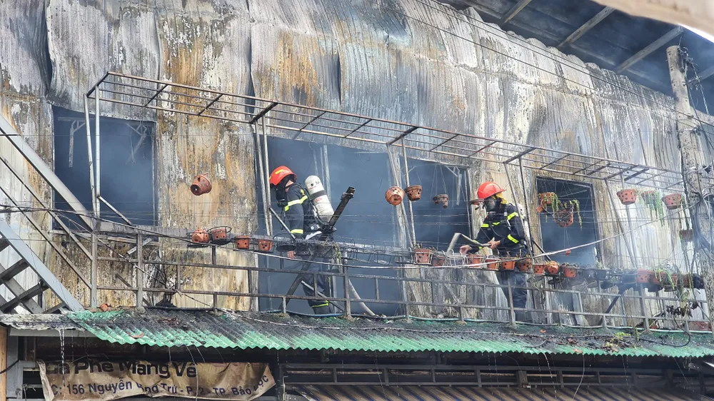 Lực lượng cứu hỏa tham gia dập lửa tại vụ hỏa hoạn. Ảnh: Trần Thắng