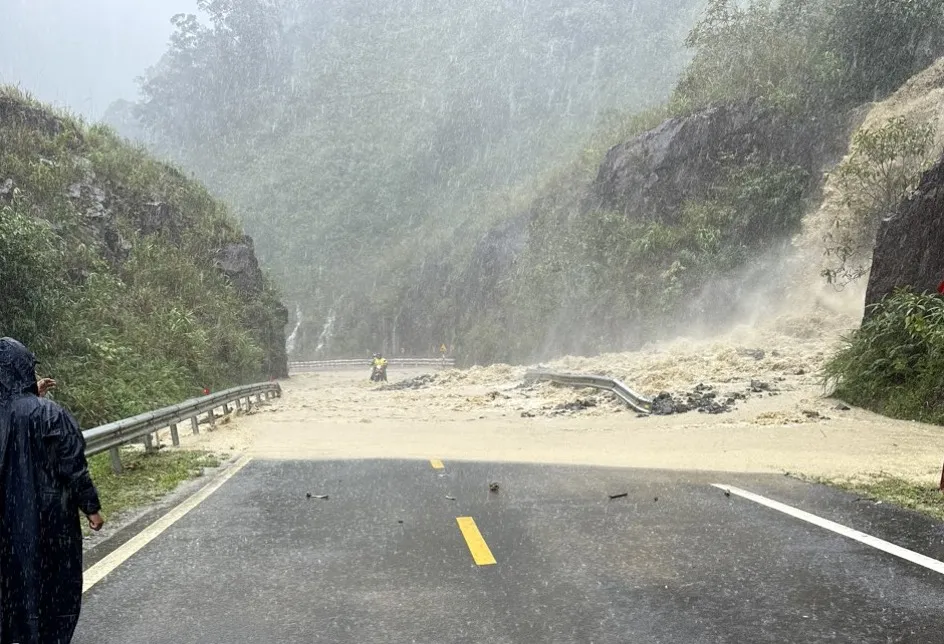 Đoạn đường trên đèo Khánh Lê bị sạt lở