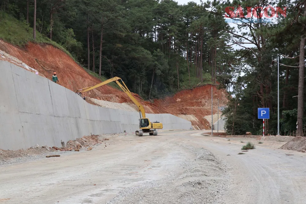 Tại giữa tuyến đèo, hiện các công nhân vẫn đang tích cực triển khai những hạng mục cuối. Vị trí này sẽ bố trí điểm dừng xe. Theo kế hoạch, dự án bố trí 4 điểm dừng xe và 2 sân vọng cảnh. Ảnh: ĐOÀN KIÊN Tại giữa tuyến đèo, hiện các công nhân vẫn đang tích cực triển khai những hạng mục cuối. Vị trí này sẽ bố trí điểm dừng xe. Theo kế hoạch, dự án bố trí 4 điểm dừng xe và 2 sân vọng cảnh. Ảnh: ĐOÀN KIÊN