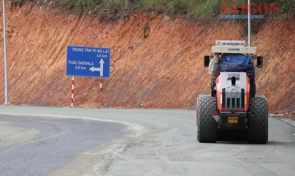 Một đoạn đèo đang được lu nền. Ảnh: ĐOÀN KIÊN Một đoạn đèo đang được lu nền. Ảnh: ĐOÀN KIÊN