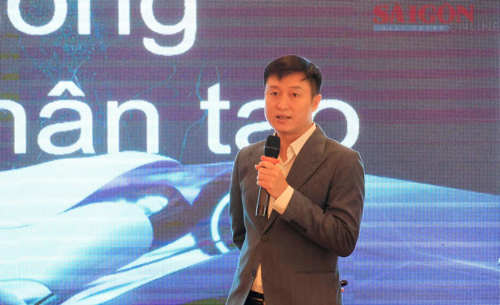 Ông Nguyễn Hoàng Nhật, Phó Tổng Biên tập Báo VietnamPlus, Thông tấn xã Việt Nam chia sẻ về ứng dụng AI trong sản xuất tin, bài. Ảnh: ĐOÀN KIÊN