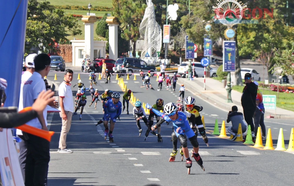 Các VĐV "nhí" tranh tài cự ly 1.500m dành cho nam. Ảnh: ĐOÀN KIÊN img-0099-2273-3895.jpg