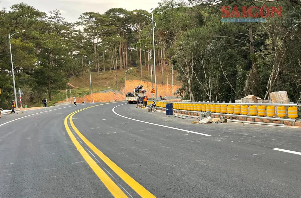 Hàng rào hộ lan con lăn được lắp đặt phía dưới chân đèo để đảm bảo an toàn a0ddb27f19e4b1bae8f5-4706-9634.jpg