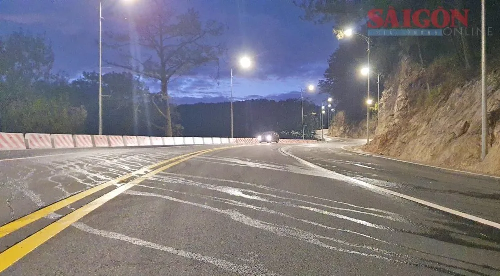 Đèo Prenn đã hoàn thiện lắp đặt hệ thống chiếu sáng nhưng chỉ cho phép lưu thông tạm thời vào ban ngày để đảm bảo an toàn cc60623789ad21f378bc-4131-945.jpg