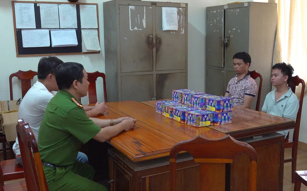 Vũ Xuân Hậu và Vũ Văn Dự tại cơ quan điều tra c48a40a83b03905dc912-3833.jpg