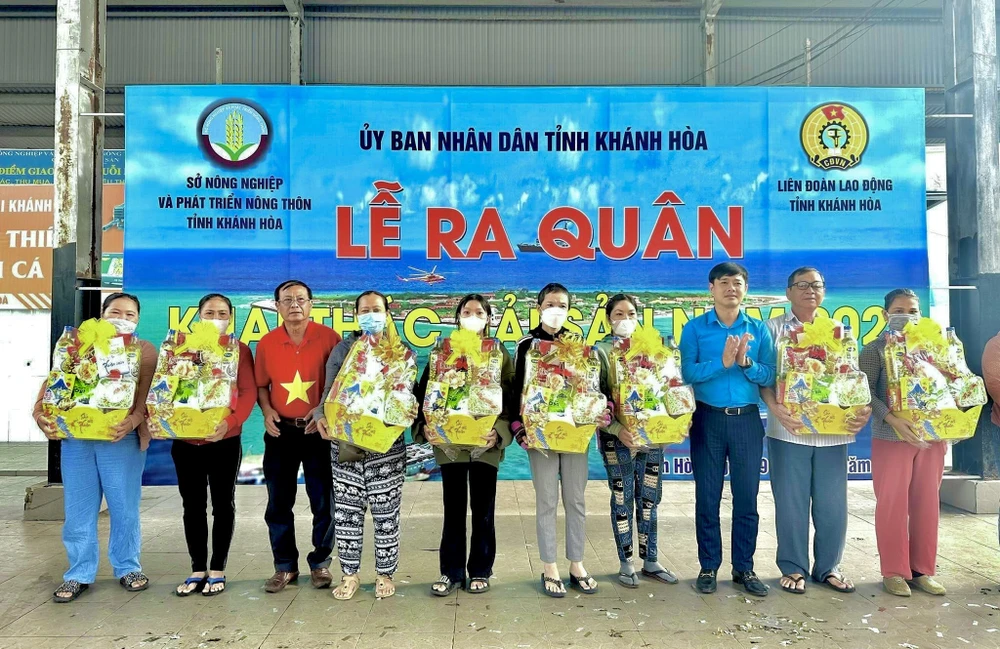 Khánh Hòa trao tặng 50 phần quà tết cho các chủ tàu vươn khơi bám biển xuyên tết a44337477f9ac5fc5bb44cb03c6dbdab-1300.jpeg
