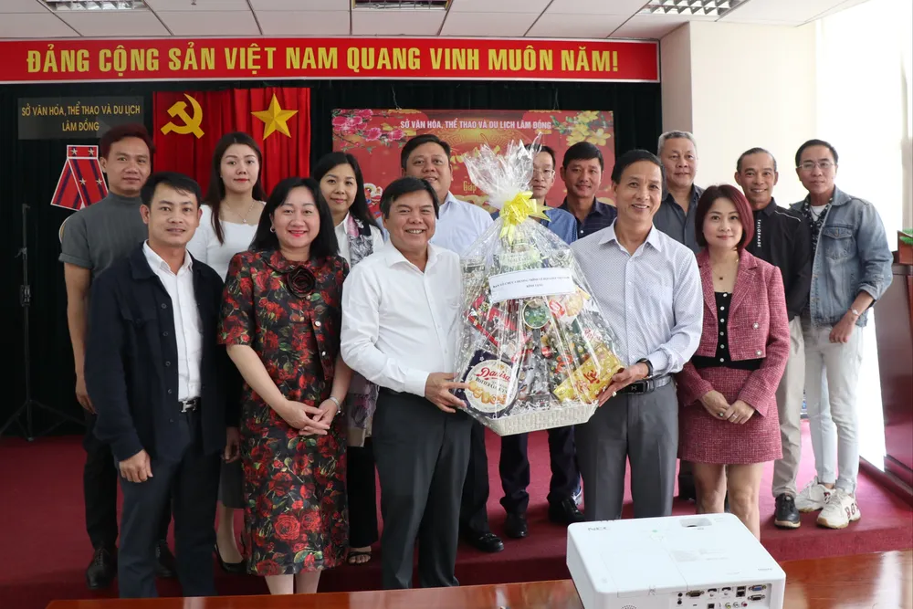 Ban tổ chức tặng quà đại diện Sở Văn hoá, Thể thao và Du lịch tỉnh Lâm Đồng. Ảnh: ĐOÀN KIÊN img-0025-3591-4129.jpg