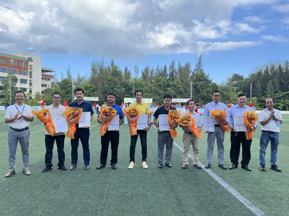 Ban tổ chức tặng hoa đến nhà tài trợ. Ảnh: CÔNG NHÂN f80761c8256d8833d17c-1472.jpg