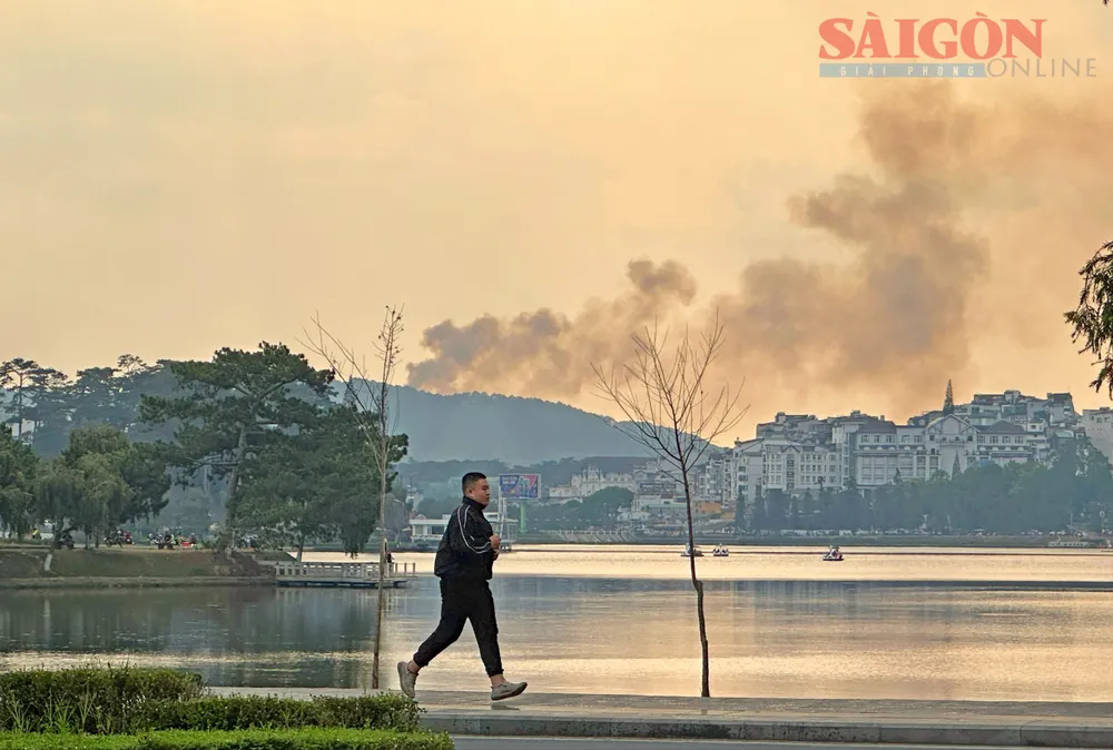 Cột khói cao hàng chục mét có thể nhìn từ trung tâm TP Đà Lạt. Ảnh: ĐOÀN KIÊN img-2463-9537-3997.jpg