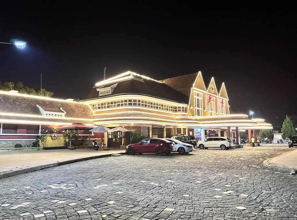 Hiện ga Đà Lạt mở cửa cả ngày và đêm để phục vụ khách du lịch. Ảnh: ĐOÀN KIÊN 98274f2c93dd318368cc.jpg