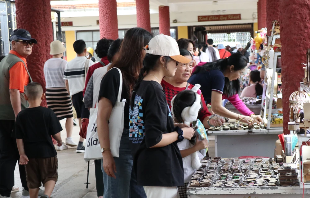 Du khách tham quan tại ga Đà Lạt. Ảnh: ĐOÀN KIÊN IMG_0010.jpg