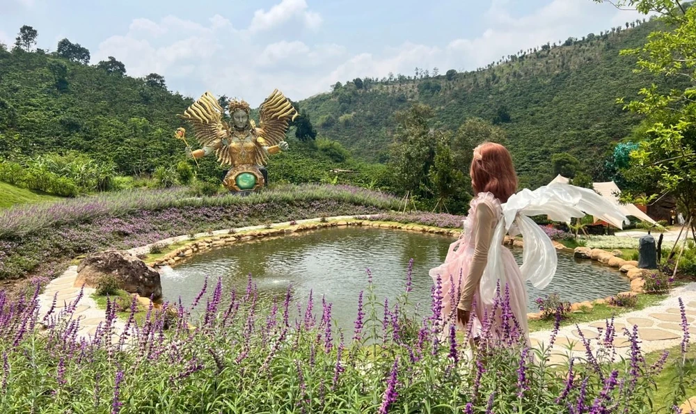 Các công trình tượng ngoài trời xây dựng chưa cung cấp được các giấy tờ liên quan đến cấp phép xây dựng phần mỹ thuật công trình, cũng như các phần thuyết minh dành cho du khách tại "Khu du lịch Thung lũng các vị thần" 8289057b5ffdfda3a4ec.jpg