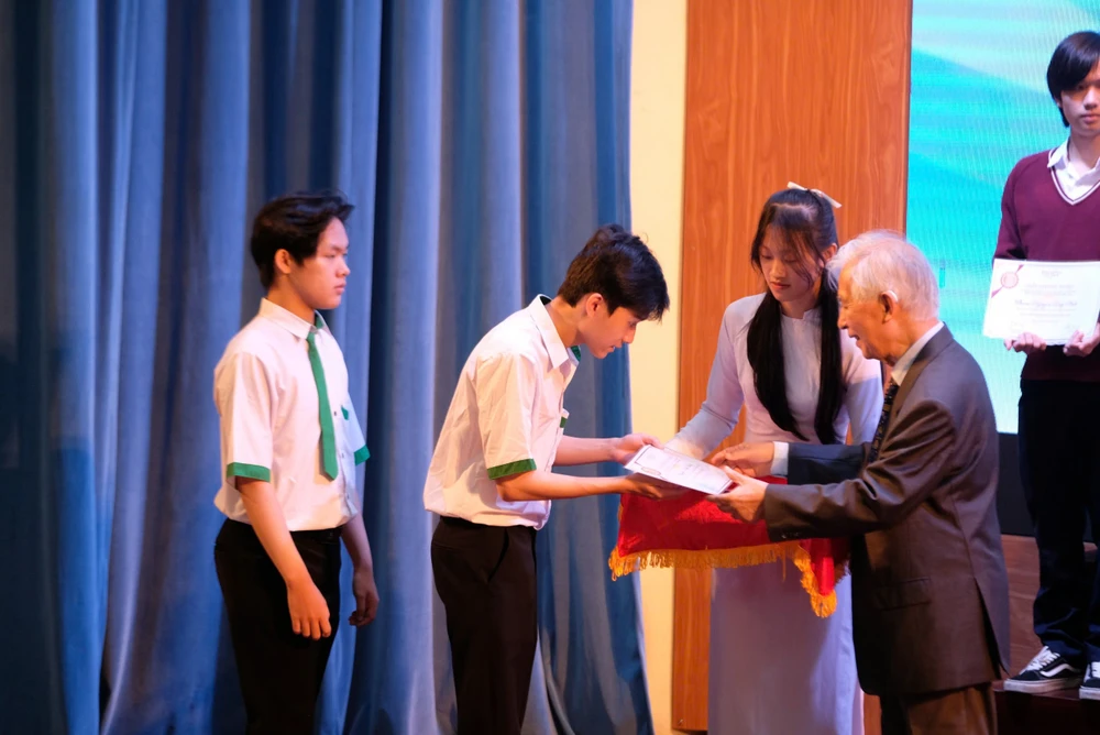 Giáo sư Trần Thanh Vân, Chủ tịch Tổ chức “Gặp gỡ Việt Nam” trao học bổng tại chương trình 0d607320ce4d6913305c.jpg