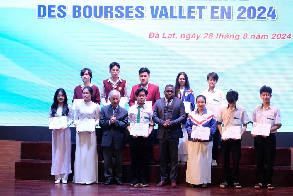 Giáo sư Trần Thanh Vân, Chủ tịch Tổ chức “Gặp gỡ Việt Nam” và ông Esperan Padonou, Giám đốc Quỹ học bổng Vallet trao học bổng cho các học sinh tại buổi lễ 2cda389185fc22a27bed.jpg