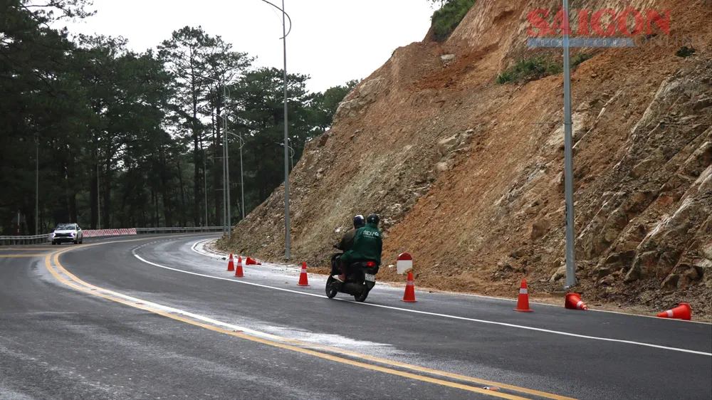 Một vị trí khác trên đèo Prenn bị sạt lở được cơ quan chức năng cảnh báo người đi đường. Ảnh: ĐOÀN KIÊN IMG_0002.JPG