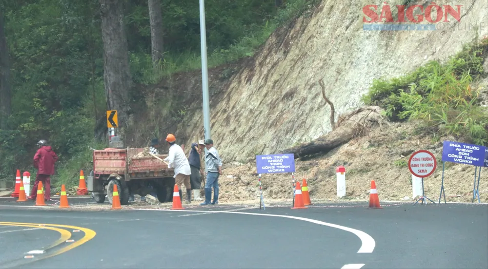 Công nhân dọn dẹp đất đá, cây xanh ngã đổ trên đèo Prenn, chiều 6-9. Ảnh: ĐOÀN KIÊN IMG_0020.JPG