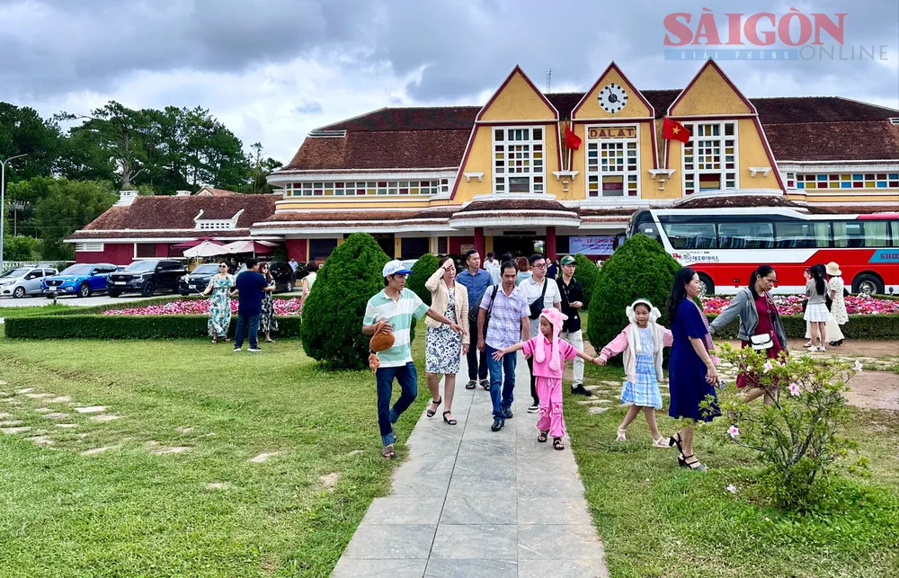 Du khách tham quan tại ga Đà Lạt. Ảnh: ĐOÀN KIÊN IMG_7859.JPG