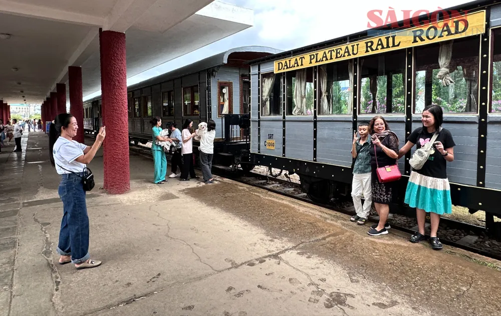 Ga Đà Lạt hiện là địa điểm ưa thích của nhiều du khách khi đến với Đà Lạt, việc tăng vé đột ngột gấp 10 lần sẽ ảnh hưởng không nhỏ đến số lượng khách đến tham quan tại đây. Ảnh: ĐOÀN KIÊN IMG_7866.JPG