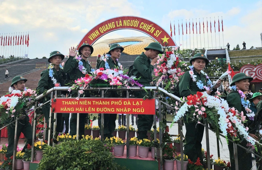 Thanh niên TP Đà Lạt hăng hái lên đường nhập ngũ sáng 13-2