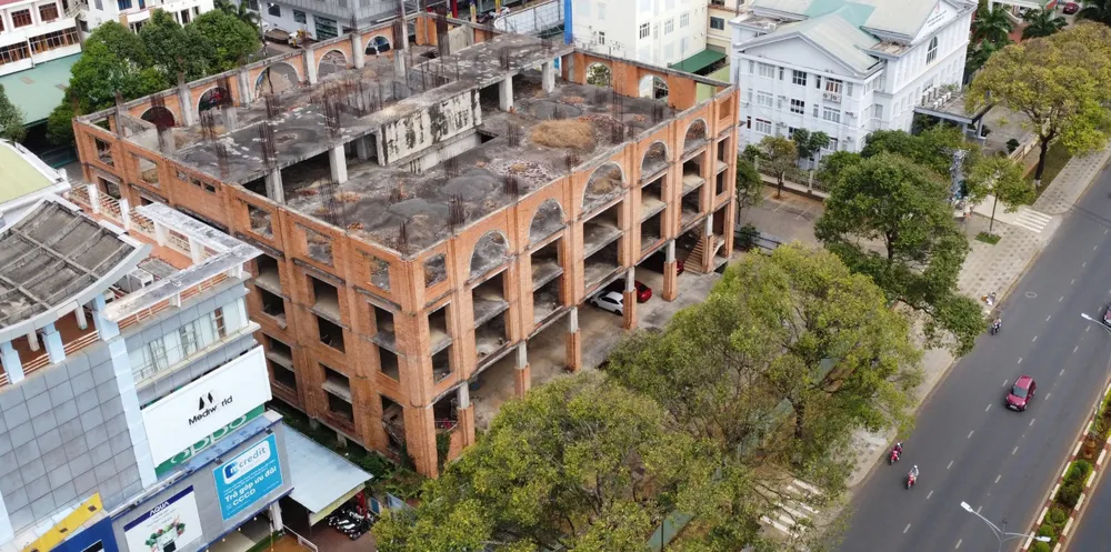 Dự án Đắk Lắk Center nằm ở vị trí đắc địa của thành phố nhưng bỏ hoang hàng chục năm nay. Ảnh: MAI CƯỜNG 58a998714dc1fe9fa7d0.jpg