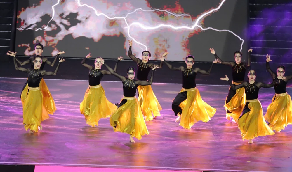 Bài nhảy của F.E.D CREW được dàn dựng lớp lang, tạo hình ma mị, những bước nhảy cá tính, ấn tượng khiến cả quảng trường Lâm Viên bùng nổ F.E.D CREW 2.jpg