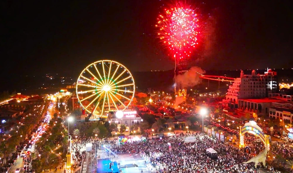 Hàng ngàn du khách tham quan NovaWorld Phan Thiết (tỉnh Bình Thuận) trong kỳ nghỉ lễ 30-4 và 1-5. Ảnh: NGUYỄN TIẾN Hàng ngàn du khách tham quan NovaWorld Phan Thiết (tỉnh Bình Thuận) trong kỳ nghỉ lễ 30-4 và 1-5. Ảnh NGUYỄN TIẾN.jpg