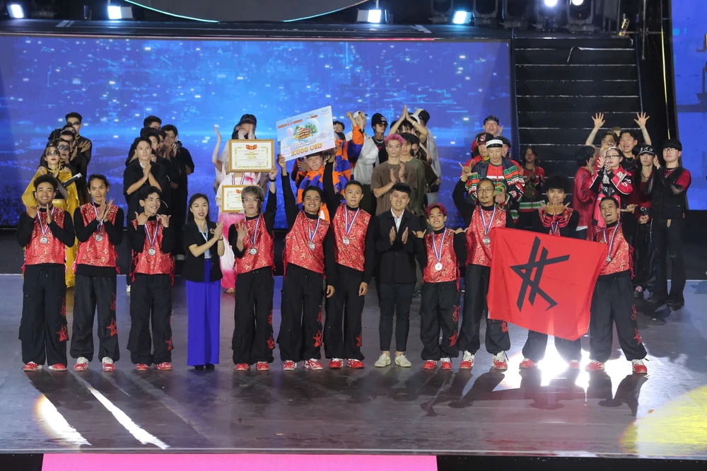 Á quân của giải thuộc về nhóm KALLUS KALLUS - Á quân Showcase.jpg