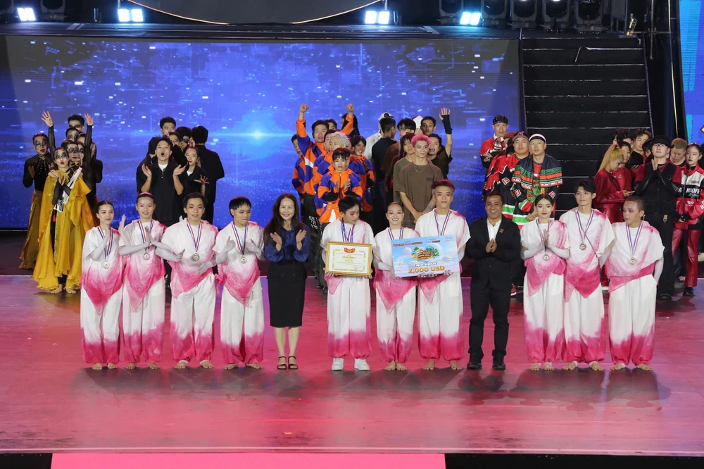 Giải Ba thuộc về nhóm LYRICÍST LYRICÍST - giải BA Showcase (1).jpg