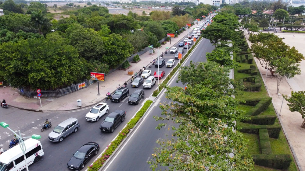 Dòng xe nối đuôi nhau về các khu, điểm du lịch ở phía Nam Nha Trang. Ảnh: HIẾU GIANG NhaTrang-anh1.jpg