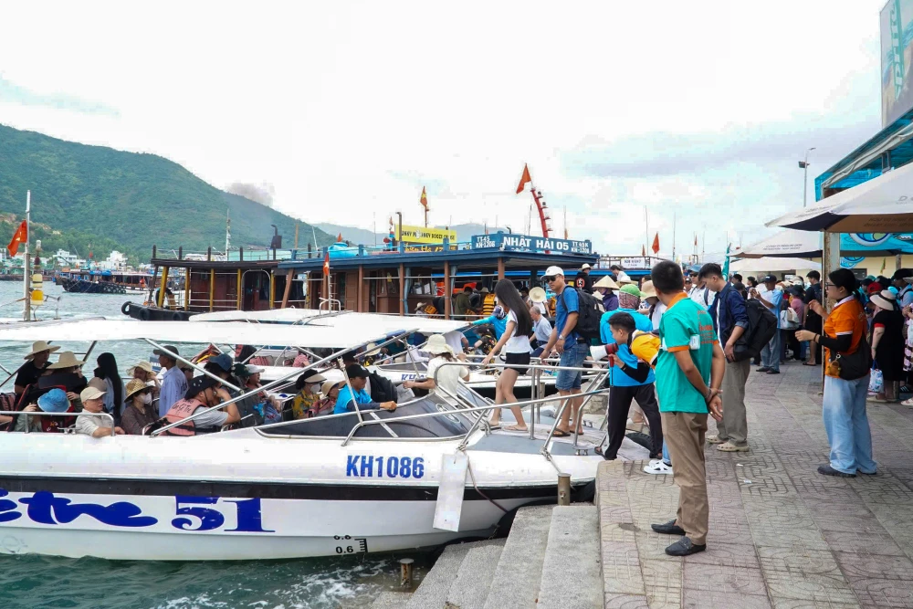 Các tour biển, đảo, du lịch đồng quê... được nhiều du khách lựa chọn. Ảnh: HIẾU GIANG NhaTrang-anh2.jpg