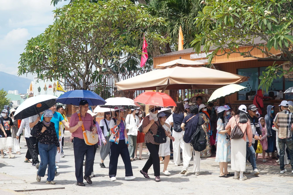 Du khách xếp hàng mua vé tham quan Khu di tích quốc gia đặc biệt Tháp Bà Ponagar. Ảnh: HIẾU GIANG NhaTrang-anh3.jpg