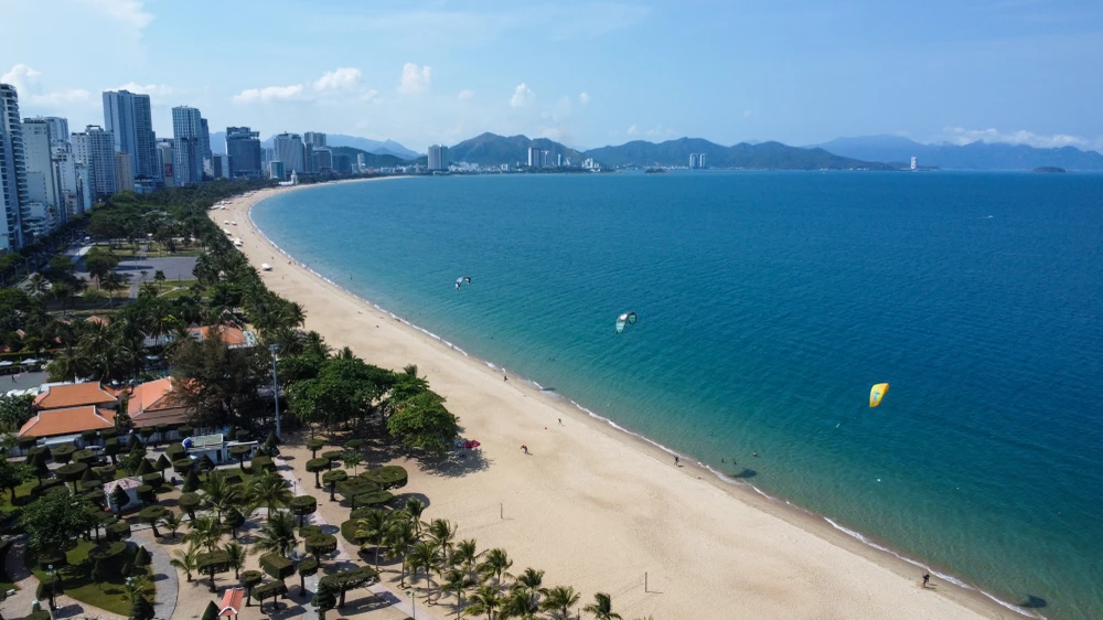 Bãi biển Nha Trang xanh mát nổi tiếng, hấp dẫn nhiều du khách trong và ngoài nước. Ảnh: HIẾU GIANG NhaTrang-anh4.jpg