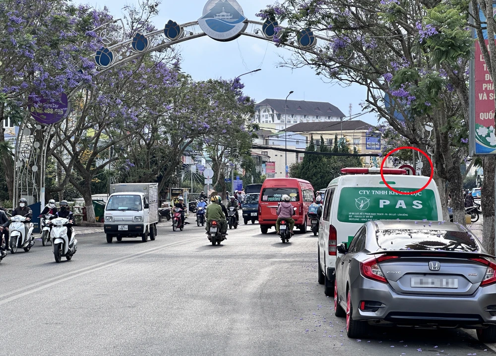 Biển báo cấm rẽ trái đối với loại phương tiện đặt tại đường Nguyễn Văn Cừ, TP Đà Lạt thường xuyên bị che khuất khi có các phương tiện dừng, đỗ khiến người tham gia giao thông khó quan sát, tuân thủ dẫn tới vi phạm khi tham gia giao thông. Ảnh: ĐOÀN KIÊN IMG_9602 copy.jpg