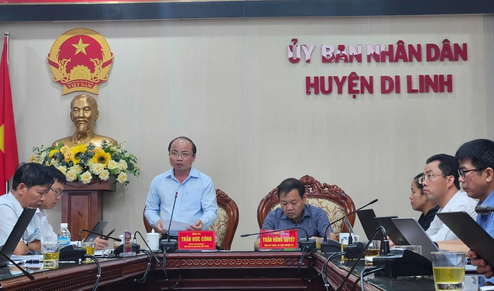 Chủ tịch UBND huyện Di Linh Trần Đức Công báo cáo tiến độ thực hiện các chỉ tiêu kinh tế - xã hội trên địa bàn 3970629e057eb720ee6f.jpg