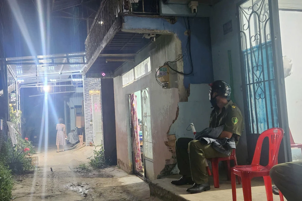 Cơ quan chức năng túc trực tại khu vực xảy ra vụ việc 0e8192bd584bea15b35a.jpg