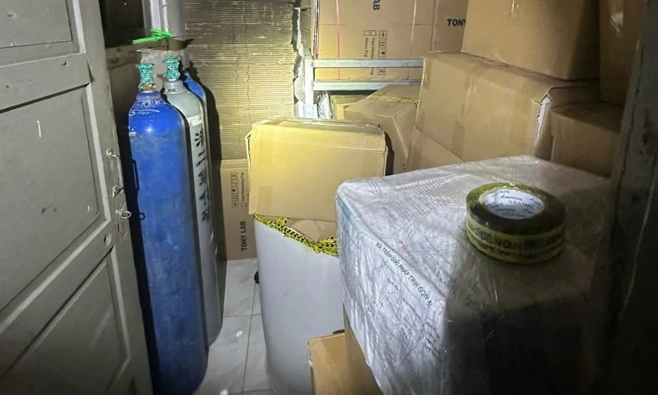 Bình chứa khí phát hiện trong kho của quán bar 2b6c12a76224d07a8935.jpg