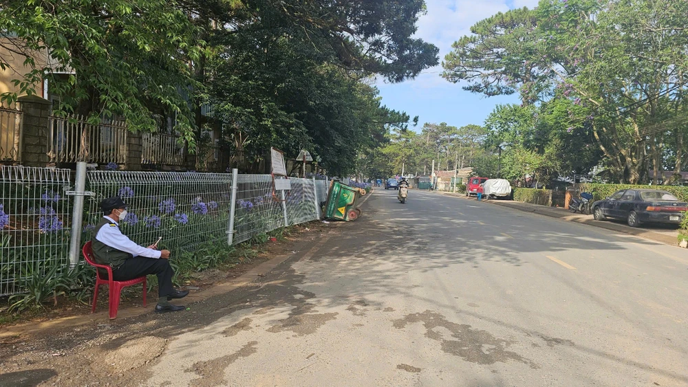 Bờ rào sắt trái phép nằm trên lộ giới đường Hồ Xuân Hương, TP Đà Lạt. Ảnh: ĐOÀN KIÊN d1636a2bacbd1ee347ac.jpg