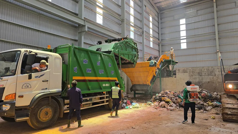 Nhà máy xử lý chất thải rắn Liên Đầm, huyện Di Linh, tỉnh Lâm Đồng vừa đưa vào vận hành thử nghiệm, rác sau xử lý sẽ sản xuất phân vi sinh, gạch không nung, nhựa tái sinh với mô hình tuần hoàn, khép kín. Ảnh: ĐOÀN KIÊN e993ba7febef59b100fe.jpg